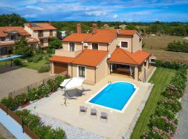 Villa Bartona for 8 persons with private Swimmingpool, hotel in Pula