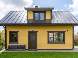 Cosy Family Guesthouse with Sauna and Garden, guest house in Kuressaare