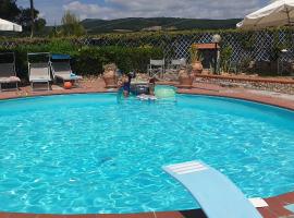 Tuscan Villa, private pool and tennis court Garden,wi-fi, Ac, Pet friendly, loma-asunto kohteessa Rosignano Marittimo