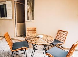 Explore Greece from Apartment with Private Garden, hotel in Chalkida