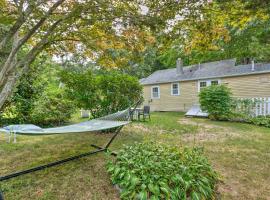 Cozy Cape Cod Cottage, Walk to Monument Beach!, hotel med parkering i Bourne