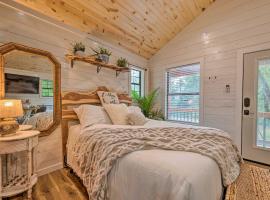 Romantic Broken Bow Cabin with Jacuzzi and Fire Pit!, apartment in Broken Bow