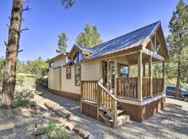 Roomy Pagosa Springs Tiny Cabin 1 Mi to Downtown, maison de vacances à Pagosa Springs