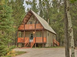 Family Cabin with Fire Pit - 25 Miles to Yellowstone, hotelli kohteessa Island Park