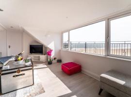 Dzīvoklis Stunning Sea View Penthouse – 2 Bedroom – 2 Bathroom pilsētā Gorlstononsī