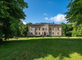 Laaser Gutshaus mit idyllischem Park- Malerwohnung, haustierfreundliches Hotel in Laase