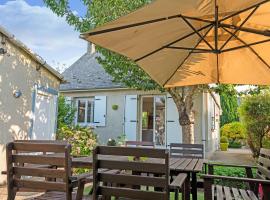 Serene Holiday Home for family with Garden – dom przy plaży w mieście Castilly