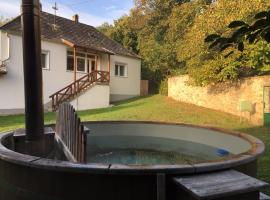 Hűvösvölgy Vendégház, hotel a Lókút