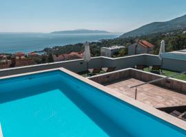 Apartment Mara Opatija with rooftop swimming pool, luxusszálloda Ičićiben