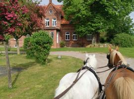 Gutshaus Thorstorf FeWo Wolenberger Wiek, hotel amb aparcament a Warnow