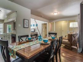 Casa Sorrento, your home in San Antonio!, feriehus i San Antonio