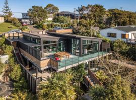 Taonga with Sea Views by Waiheke Unlimited, family hotel in Oneroa