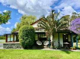 Under the Palm - charming cottage in country garden, hotel in Kerikeri