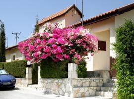 Hilltop Chalet, vila u gradu 'Pissouri'