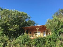 Chalet panoramique et moderne tout confort, hotel with parking in Saizy