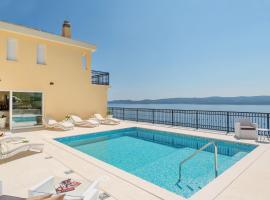 Villa Sun Palace with luxury 5 bedroom villa and amazing panoramic sea views, hotell i Mimice