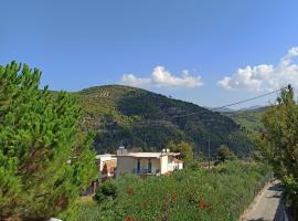 Karyes Kyparissía Home, hotel in Kariaí