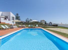 Azenhas do Mar에 위치한 호텔 Villa Uchada Titanio - Picturesque Beachfront 5 Bedroom Villa - Stunning Sea Views - Private Pool