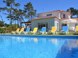 Villa Eugene - Great 6 Bedroom Villa - Private Pool - Sauna and Table Tennis, hotel in Azenhas do Mar