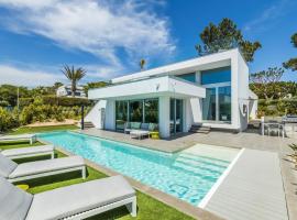 Luxury Villa In Dunas Douradas - Ultra Modern 4 Bedroom Villa - Rooftop Sun Deck - Perfect Luxury, hotel in Vale do Lobo