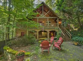 Cozy Cabin with Deck, Walk to Wildcat Creek and Dining, villa em Batesville