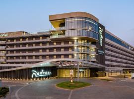 Radisson Hotel & Convention Centre Johannesburg, O.R. Tambo, отель в Йоханнесбурге