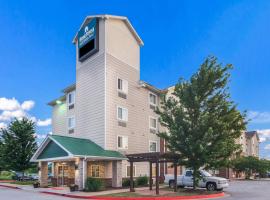 HomeTowne Studios & Suites by Red Roof Bentonville, motel di Bentonville