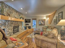 Creekside Frisco Condo with Views and Pool Access!, hotel di Frisco