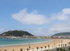 SEAFRONT LUXURY STUDIO - by www,SanSebastianApartments,es