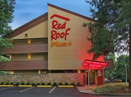 Red Roof Inn PLUS+ Atlanta - Buckhead, hotel em Buford Highway, Atlanta