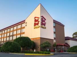 Red Roof Inn PLUS+ Boston - Woburn/ Burlington، فندق في وبورن