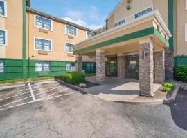 HomeTowne Studios by Red Roof St. Louis - Airport/N Lindbergh