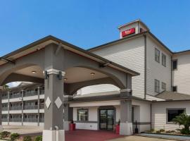 Red Roof Inn PLUS + Galveston - Beachfront, hotel in East End, Galveston