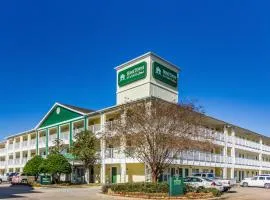 HomeTowne Studios by Red Roof Houston - West Oaks - Energy Corridor