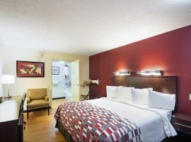 Red Roof Inn Cincinnati East - Beechmont – hotel z parkingiem w mieście Cherry Grove