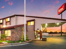 Red Roof Inn & Suites Medford - Airport, hotel with parking in Medford