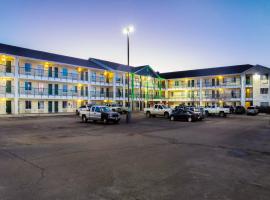 HomeTowne Studios by Red Roof Colorado Springs - Airport, hotel in Colorado Springs