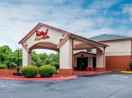 Red Roof Inn PLUS+ & Suites Opelika, hotelli kohteessa Opelika