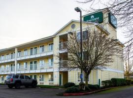 HomeTowne Studios by Red Roof Salem, OR, hotel v destinaci Salem