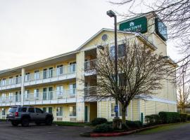HomeTowne Studios by Red Roof Salem, OR, accessible hotel in Salem