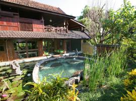 Hotel Pondok Sari Beach & SPA Resort, resort village in Pemuteran