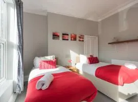 3 Bedroom Saks - 2 Living Area House in Newland Ave Hull