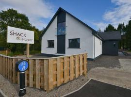 The Shack & Pods at Inchree, holiday home in Corran