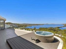 Stylish Penthouse with Views & Jacuzzi, hotel in Gosford