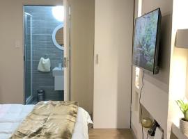 Made Guest House, hotel cerca de Centro comercial Northriding Square, Johannesburgo