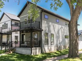 Burnett Cottage - OG, hotel cerca de Paramount Theatre, Cedar Rapids