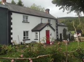 Quarvue Farmhouse, Unique house with views of Mournes and Cooleys, holiday home in Ó Méith