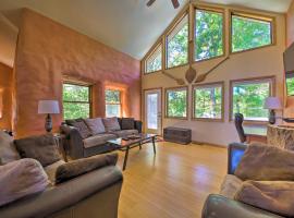 Peaceful Custom Carbondale Home with Pool, Near SIU! โรงแรมในคาร์บอนเดล