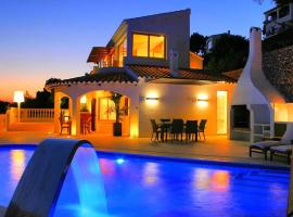 Villa Increible - 5 bedroom luxury villa - Great pool and terrace area with stunning sea views, hotel v destinácii Son Bou