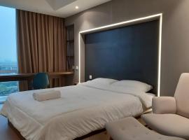 U Residence 2 Studio Apartment POOL VIEW, hotel com piscina em Tangerang